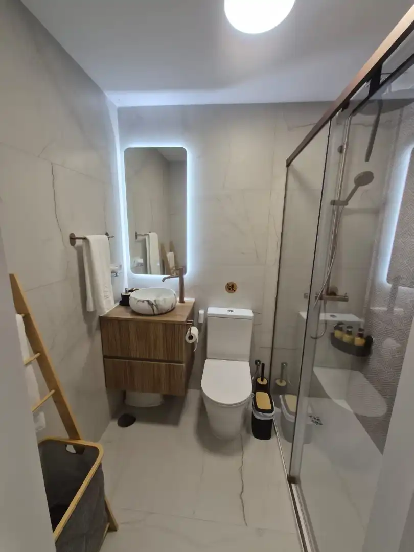 Badezimmer von Wohnung zur Miete in Chiclana de la Frontera mit Klimaanlage, Privatgarten und Terrasse