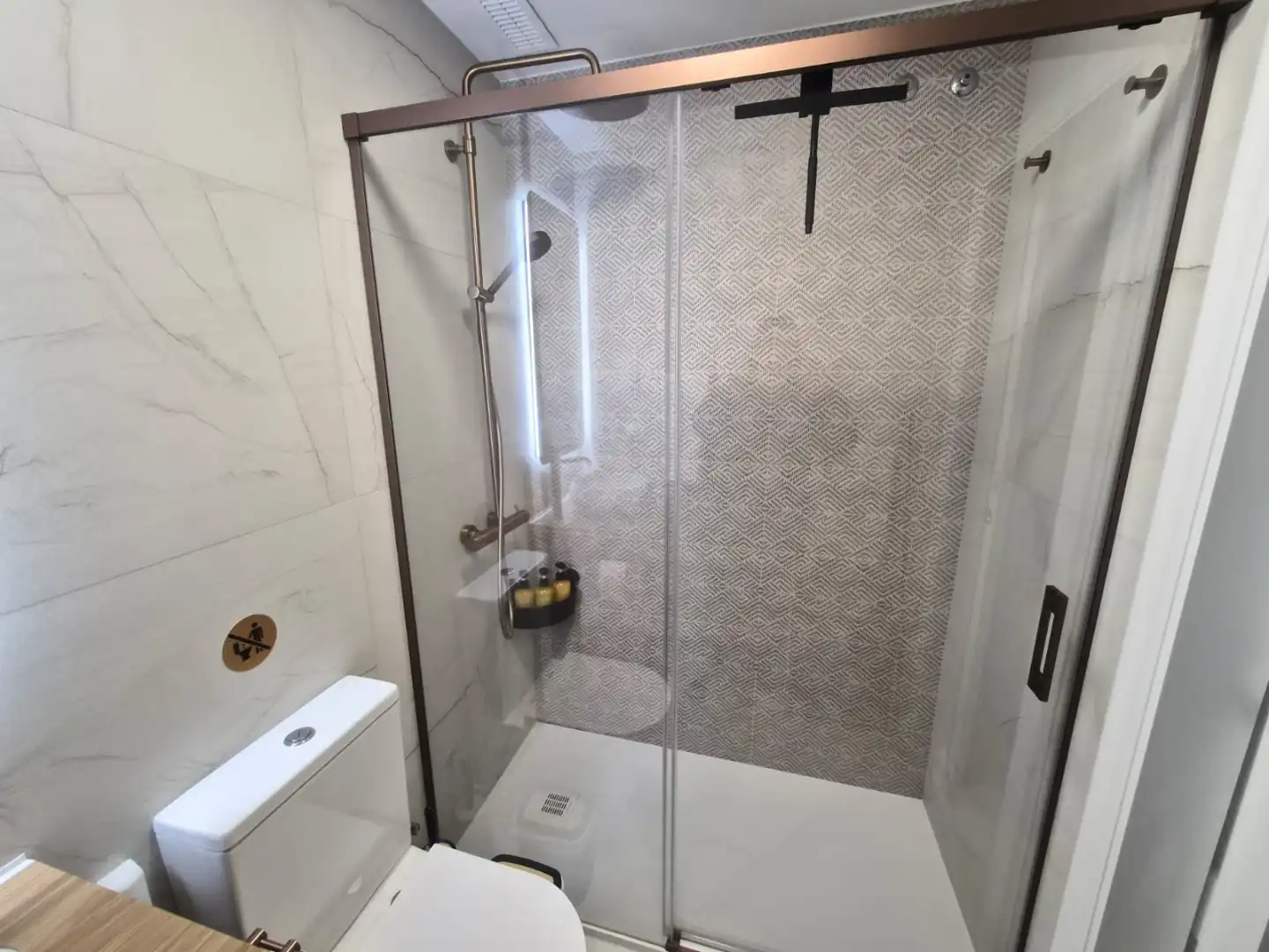 Badezimmer von Wohnung zur Miete in Chiclana de la Frontera mit Klimaanlage, Privatgarten und Terrasse