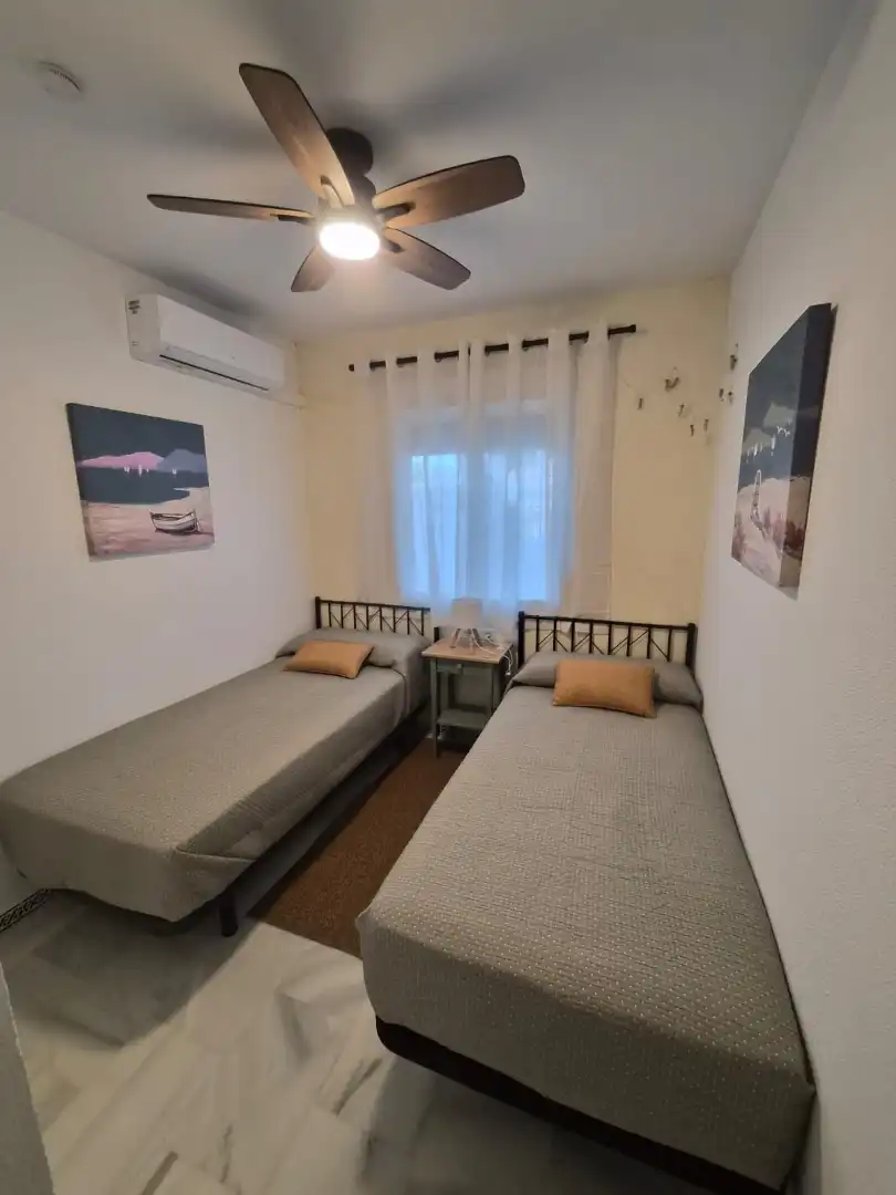 Schlafzimmer von Wohnung zur Miete in Chiclana de la Frontera mit Klimaanlage, Privatgarten und Terrasse