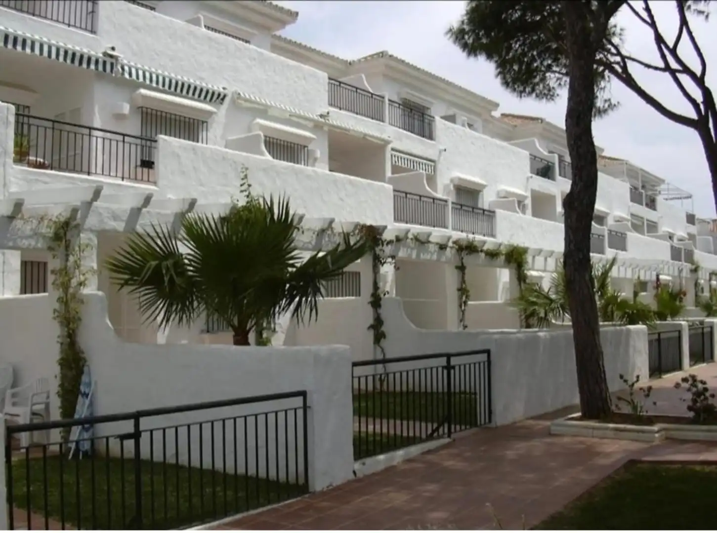 Außenansicht von Wohnung zur Miete in Chiclana de la Frontera mit Klimaanlage, Privatgarten und Terrasse