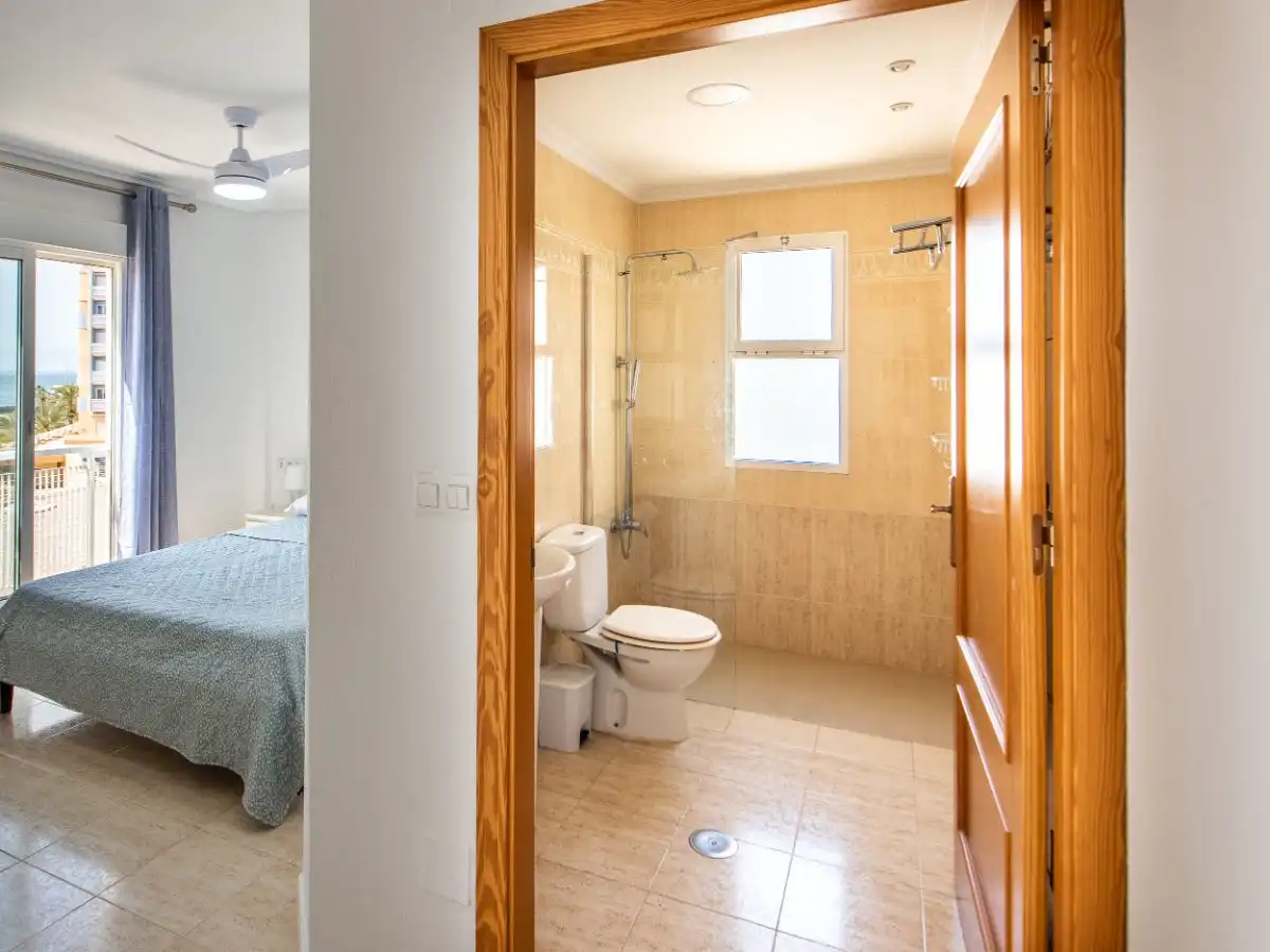 Piso en venta en Gran Vía de la Manga, 14, Tomás Maestre Baño de Piso en venta en La Manga del Mar Menor con Aire acondicionado, Terraza y Piscina