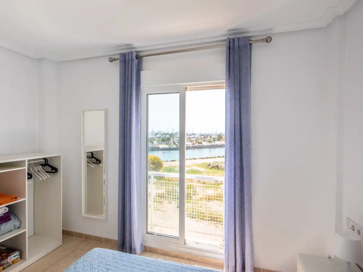 Piso en venta en Gran Vía de la Manga, 14, Tomás Maestre Habitación de Piso en venta en La Manga del Mar Menor con Aire acondicionado, Terraza y Piscina