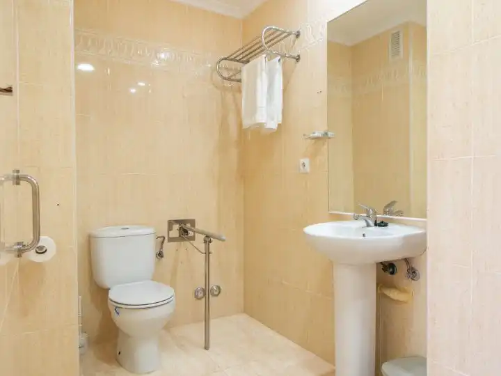 Piso en venta en Gran Vía de la Manga, 14, Tomás Maestre Baño de Piso en venta en La Manga del Mar Menor con Aire acondicionado, Terraza y Piscina