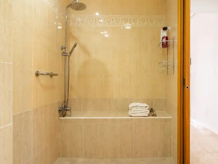 Piso en venta en Gran Vía de la Manga, 14, Tomás Maestre Baño de Piso en venta en La Manga del Mar Menor con Aire acondicionado, Terraza y Piscina