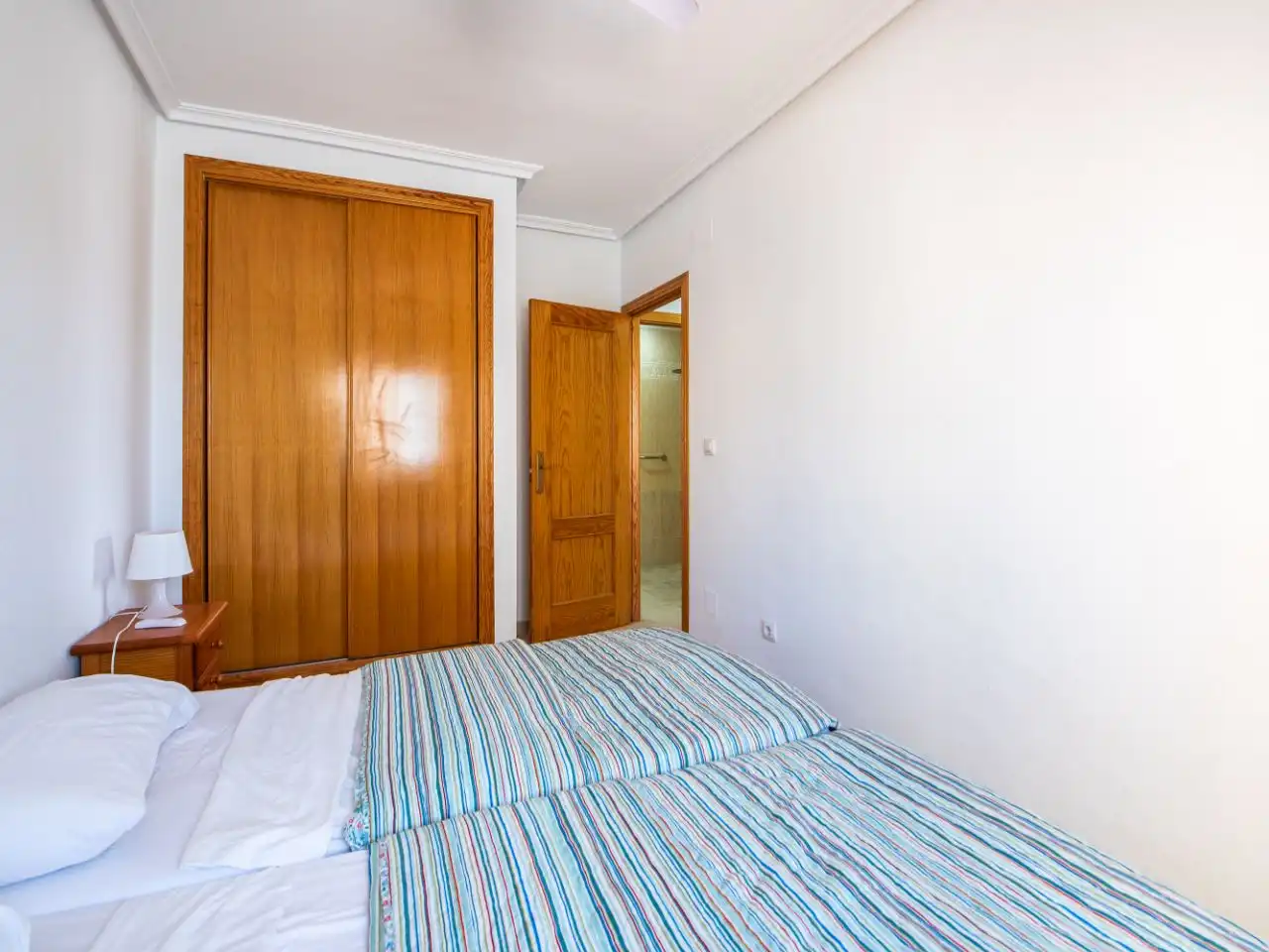 Piso en venta en Gran Vía de la Manga, 14, Tomás Maestre Habitación de Piso en venta en La Manga del Mar Menor con Aire acondicionado, Terraza y Piscina