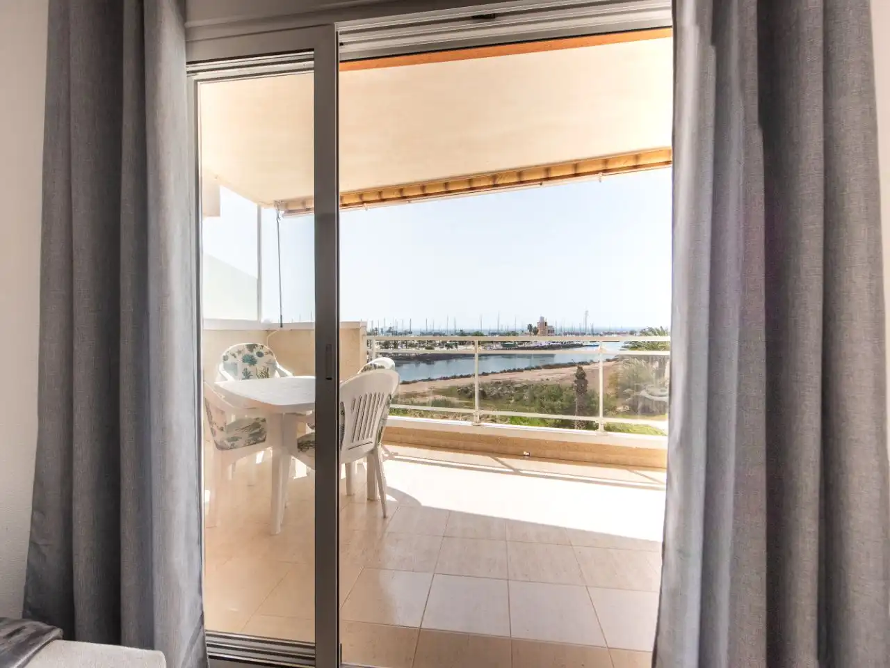 Piso en venta en Gran Vía de la Manga, 14, Tomás Maestre Terraza de Piso en venta en La Manga del Mar Menor con Aire acondicionado, Terraza y Piscina