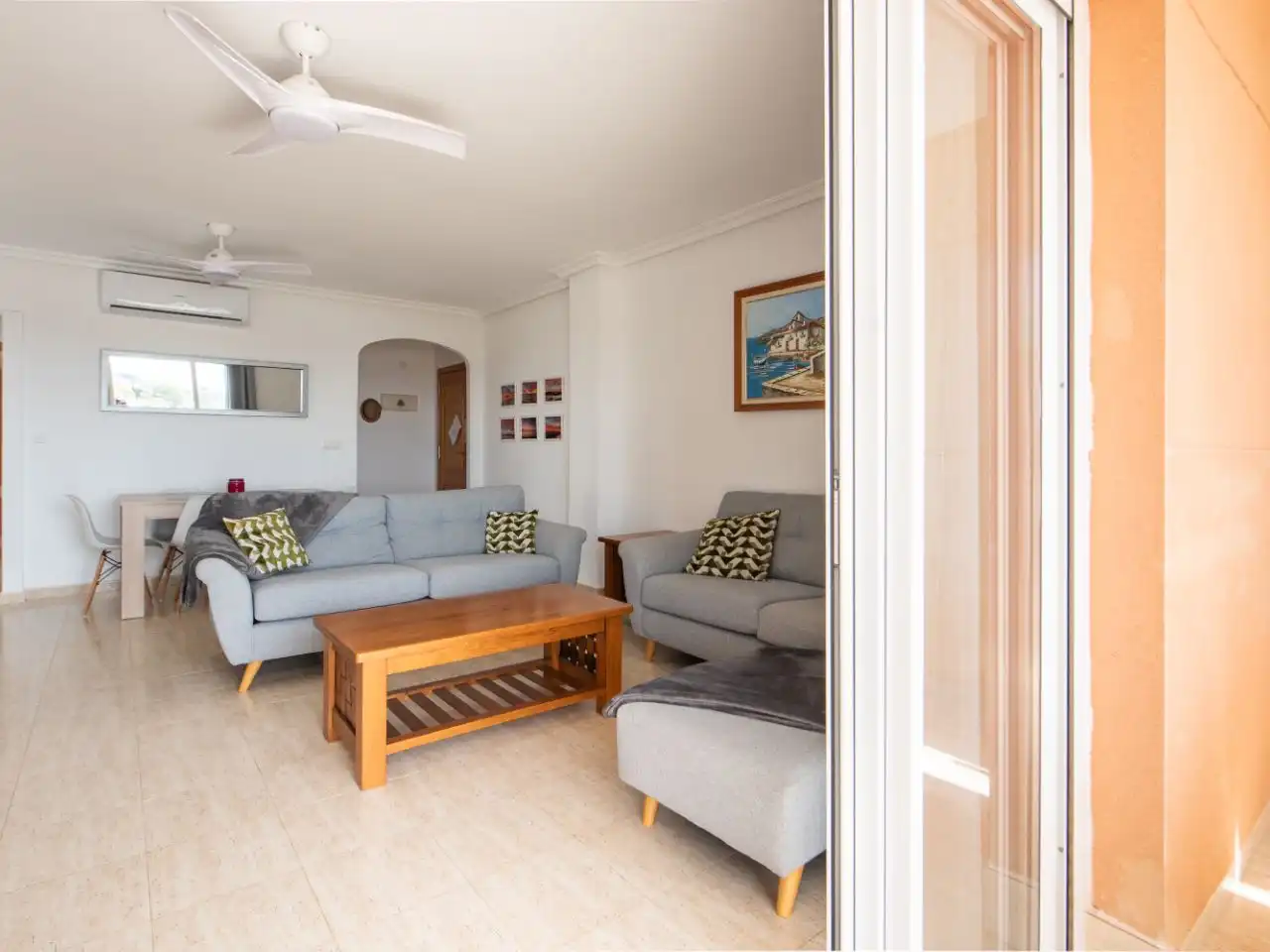 Piso en venta en Gran Vía de la Manga, 14, Tomás Maestre Sala de estar de Piso en venta en La Manga del Mar Menor con Aire acondicionado, Terraza y Piscina