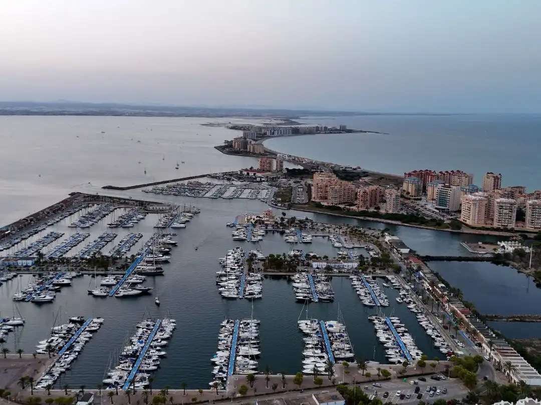 Piso en venta en Gran Vía de la Manga, 14, Tomás Maestre Parking de Piso en venta en La Manga del Mar Menor con Aire acondicionado, Terraza y Piscina
