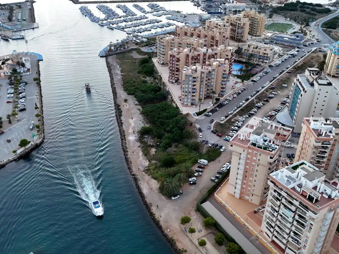 Piso en venta en Gran Vía de la Manga, 14, Tomás Maestre Vista exterior de Piso en venta en La Manga del Mar Menor con Aire acondicionado, Terraza y Piscina