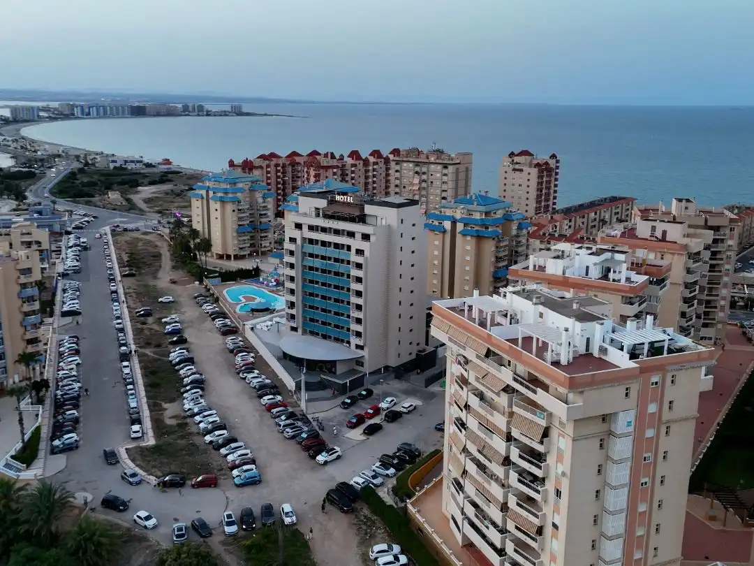 Piso en venta en Gran Vía de la Manga, 14, Tomás Maestre Vista exterior de Piso en venta en La Manga del Mar Menor con Aire acondicionado, Terraza y Piscina