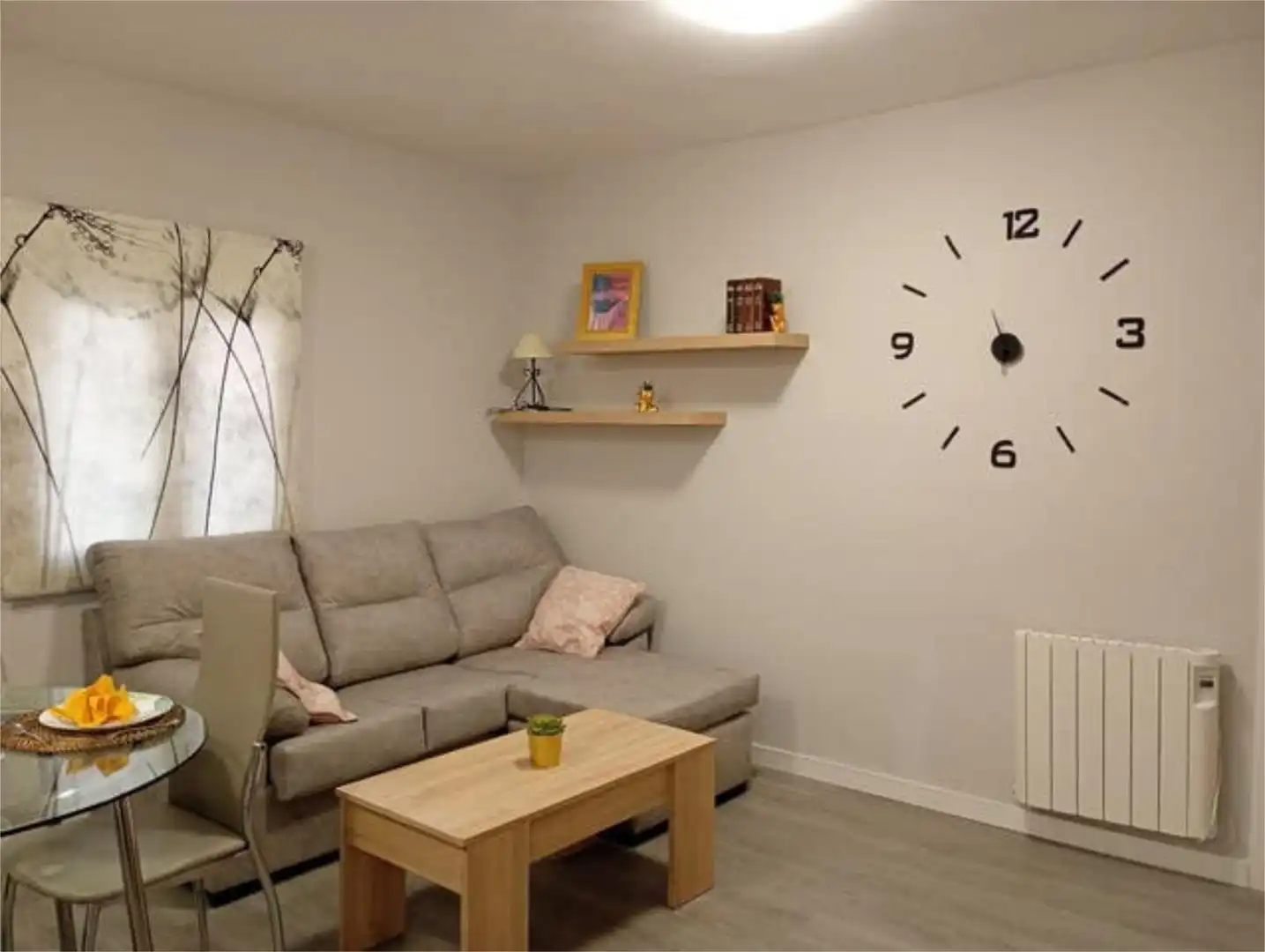 Piso en venta en Lucero Sala de estar de Piso en venta en Madrid con Amueblado