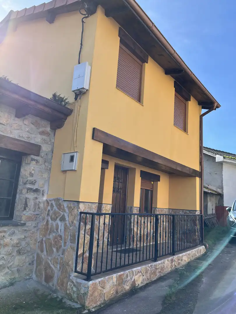 Vista exterior de Casa o xalet en venda en Piloña amb Calefacció, Moblat i Balcó