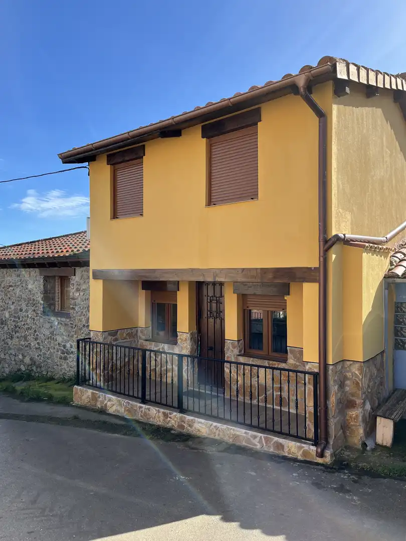 Vista exterior de Casa o xalet en venda en Piloña amb Calefacció, Moblat i Balcó