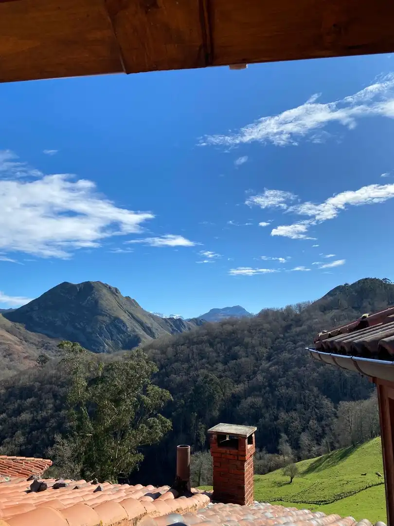 Vista exterior de Casa o xalet en venda en Piloña amb Calefacció, Moblat i Balcó