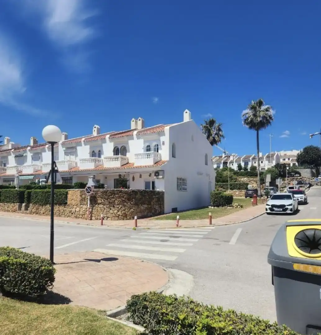 Einfamilien-Reihenhaus zur Miete in Calle Aldea, 1, Chullera Außenansicht von Einfamilien-Reihenhaus zur Miete in Manilva mit Klimaanlage, Privatgarten und Terrasse