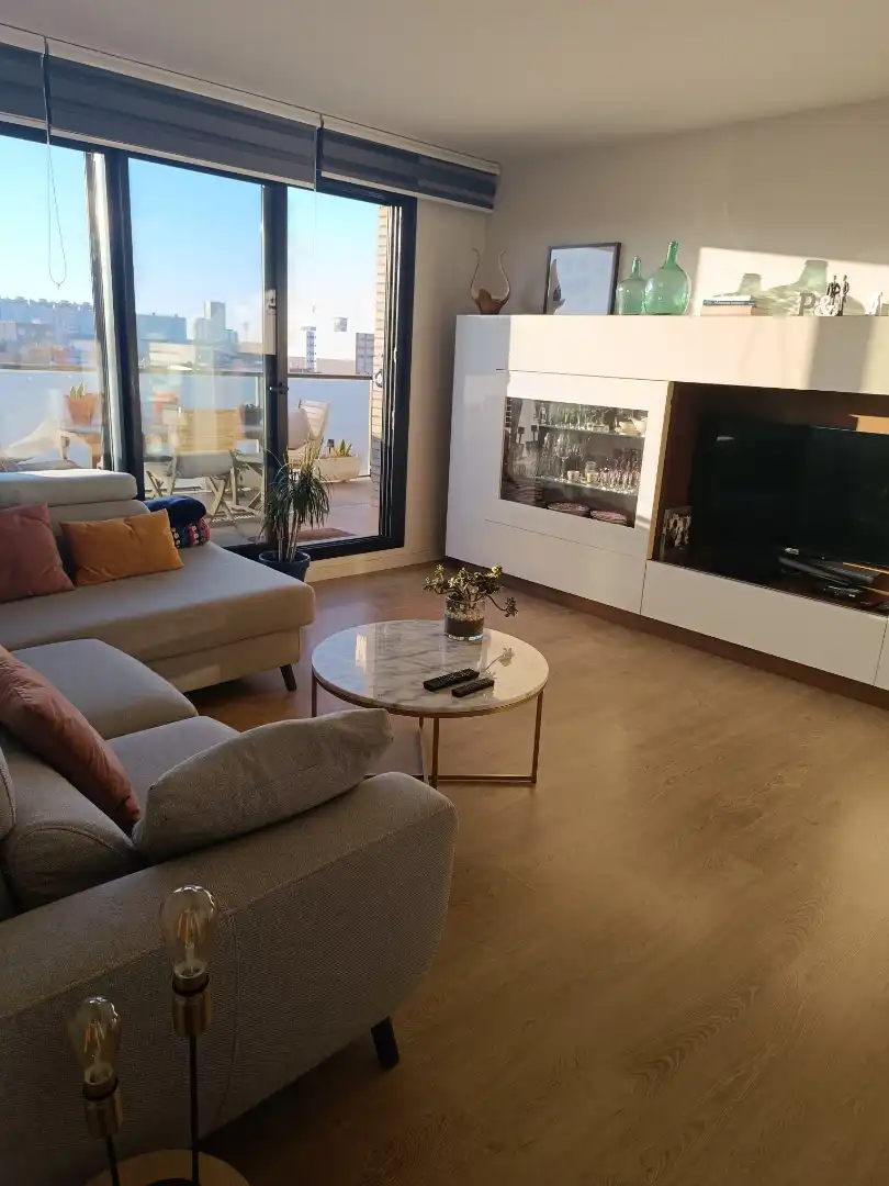 Àtic en venda a Rambla de la Marina, 490, Centre Sala d'estar de Àtic en venda en L'Hospitalet de Llobregat amb Aire condicionat, Terrassa i Balcó