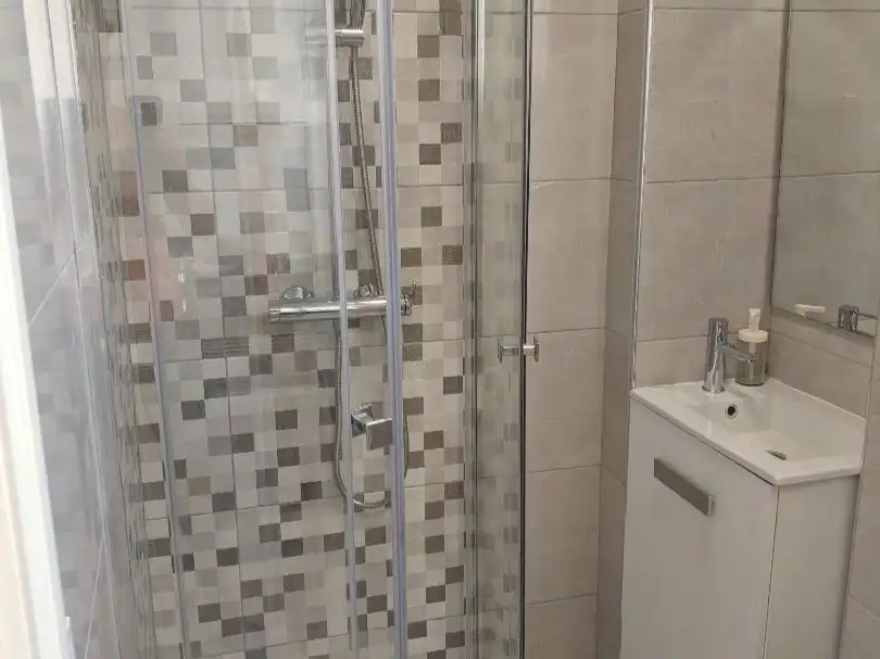 Room in Plaza Pintor Anglada, 1, L'Illa Perduda Bathroom of Flat for share in Valencia with Furnished and Balcony