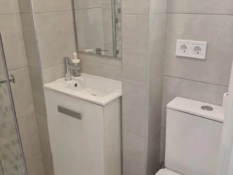 Room in Plaza Pintor Anglada, 1, L'Illa Perduda Bathroom of Flat for share in Valencia with Furnished and Balcony