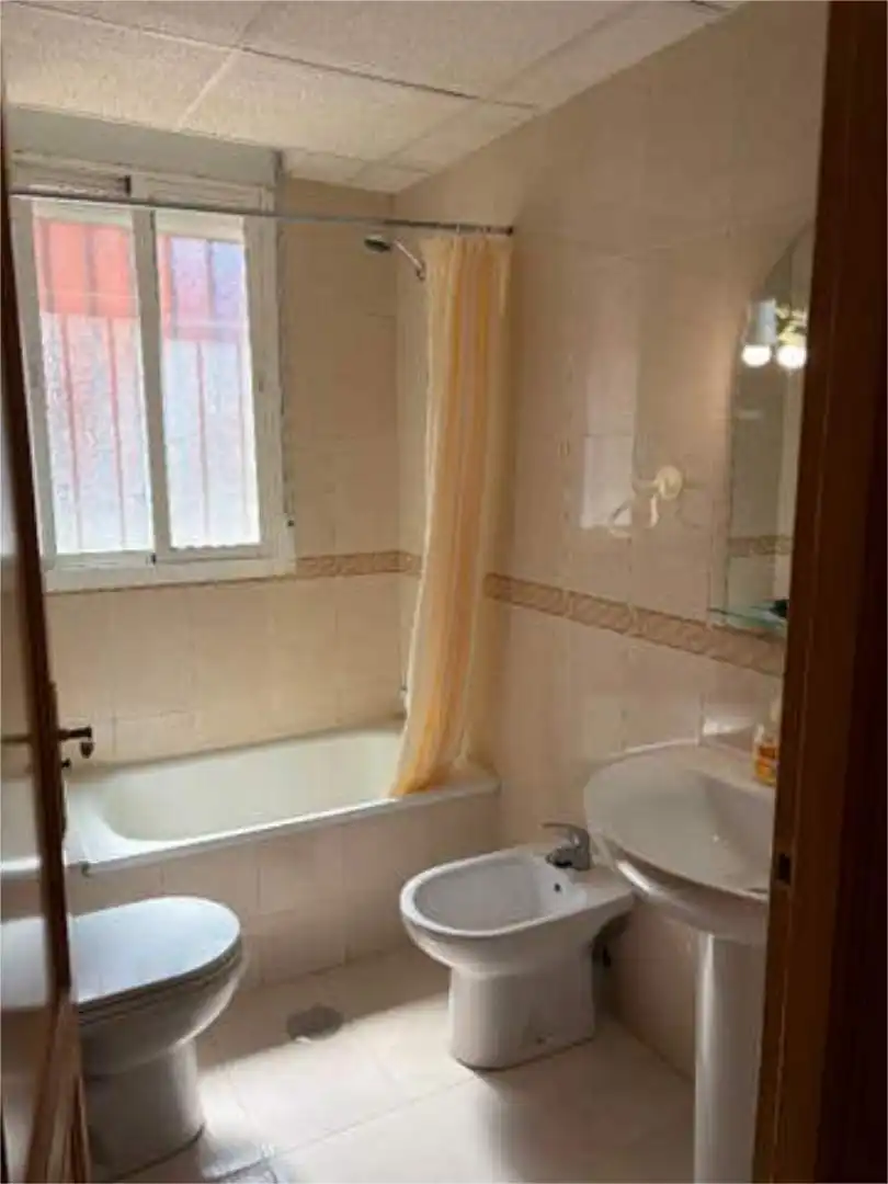 Baño de Apartamento de alquiler en Cáceres con Calefacción y Terraza