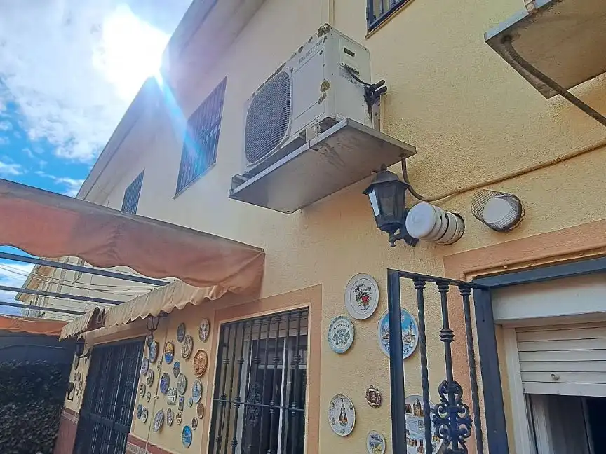 Maisonette zum Verkauf in Calle Cueva del Gato, 4, Sevilla Capital Außenansicht von Maisonette zum Verkauf in Sevilla Capital mit Klimaanlage, Terrasse und Schwimmbad