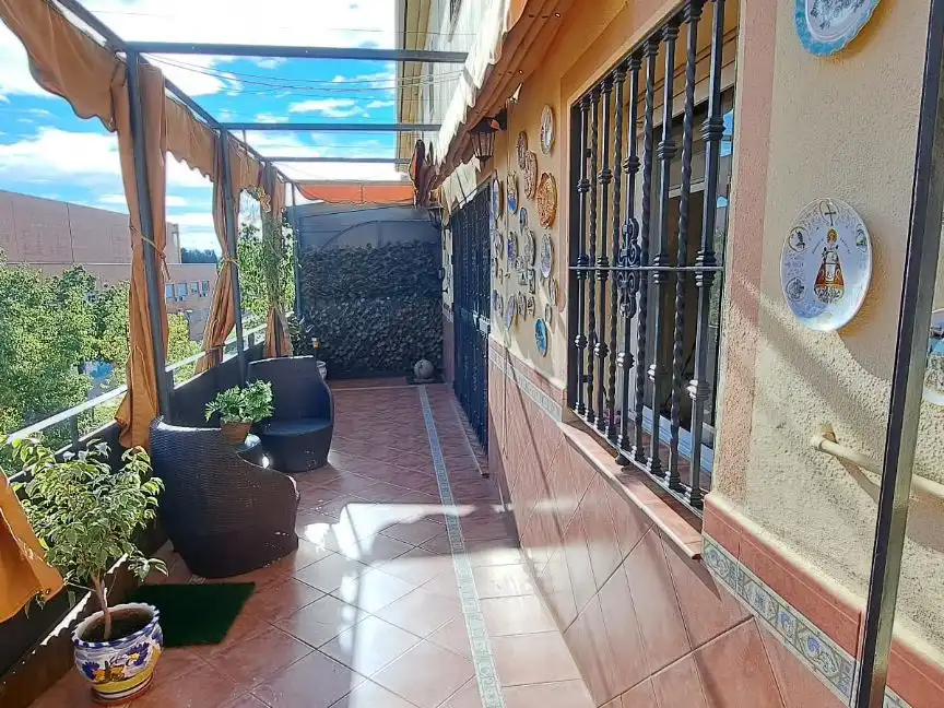 Maisonette zum Verkauf in Calle Cueva del Gato, 4, Sevilla Capital Terrasse von Maisonette zum Verkauf in Sevilla Capital mit Klimaanlage, Terrasse und Schwimmbad