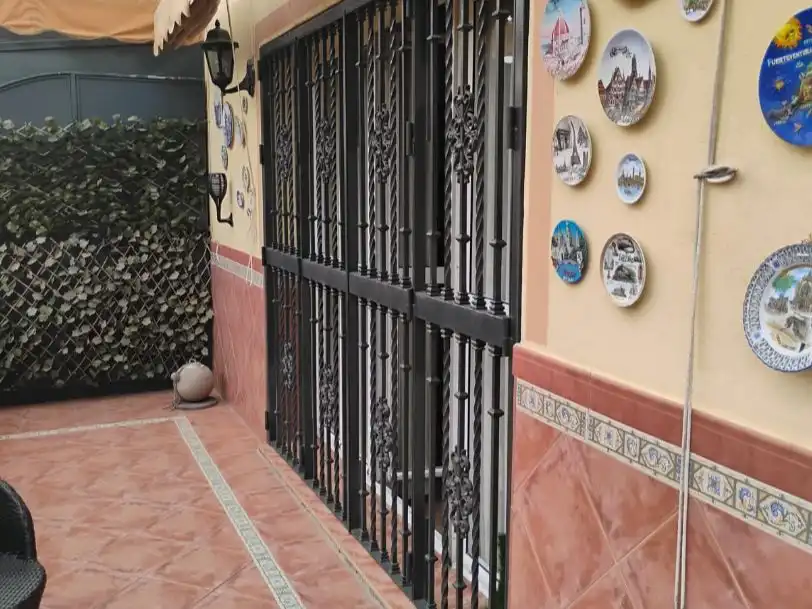 Maisonette zum Verkauf in Calle Cueva del Gato, 4, Sevilla Capital Maisonette zum Verkauf in Sevilla Capital mit Klimaanlage, Terrasse und Schwimmbad