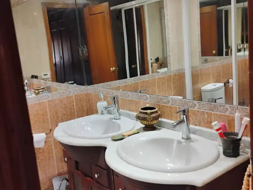 Maisonette zum Verkauf in Calle Cueva del Gato, 4, Sevilla Capital Badezimmer von Maisonette zum Verkauf in Sevilla Capital mit Klimaanlage, Terrasse und Schwimmbad