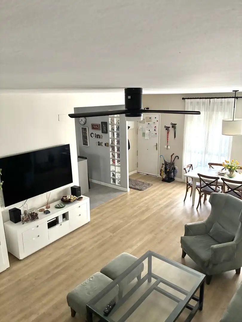 Dúplex en venta en Calle Antonio Pantión, 6, Cruz Roja Sala de estar de Dúplex en venta en Sevilla con Aire acondicionado, Calefacción y Parquet