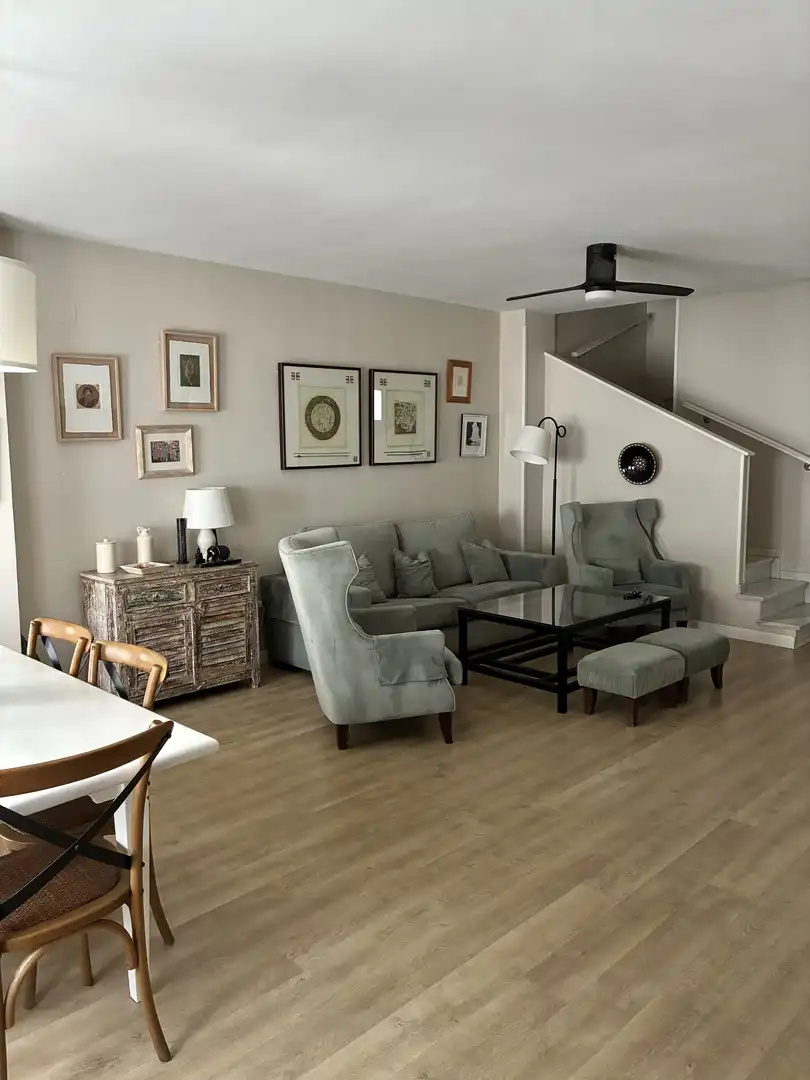 Dúplex en venta en Calle Antonio Pantión, 6, Cruz Roja Sala de estar de Dúplex en venta en Sevilla con Aire acondicionado, Calefacción y Parquet