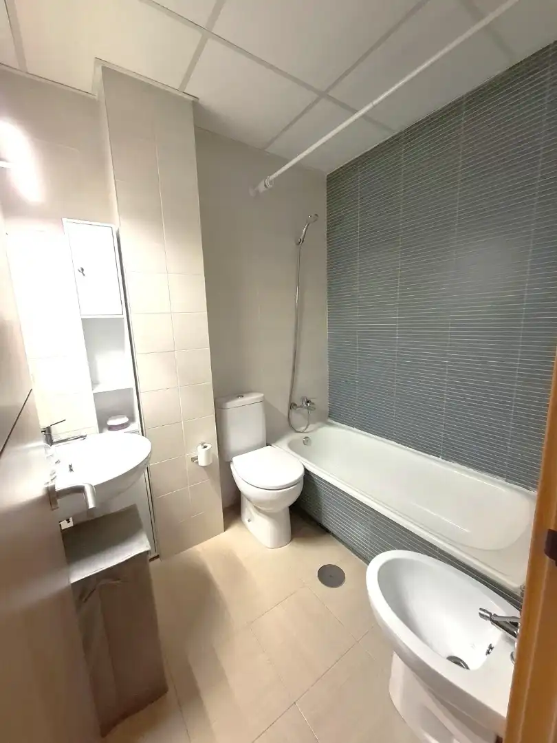 Piso de alquiler en Calle la Cornisa, 1, Gelves Baño de Piso de alquiler en Gelves con Aire acondicionado, Calefacción y Parquet