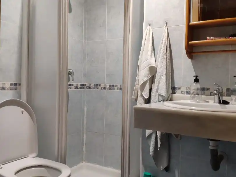 Zimmer in Avenida Dolores Rodríguez de Aragón, 3, El Cónsul - Ciudad Universitaria - El Romeral Badezimmer von Wohnung zur untervermieten in Málaga mit Klimaanlage, Heizung und Parkett