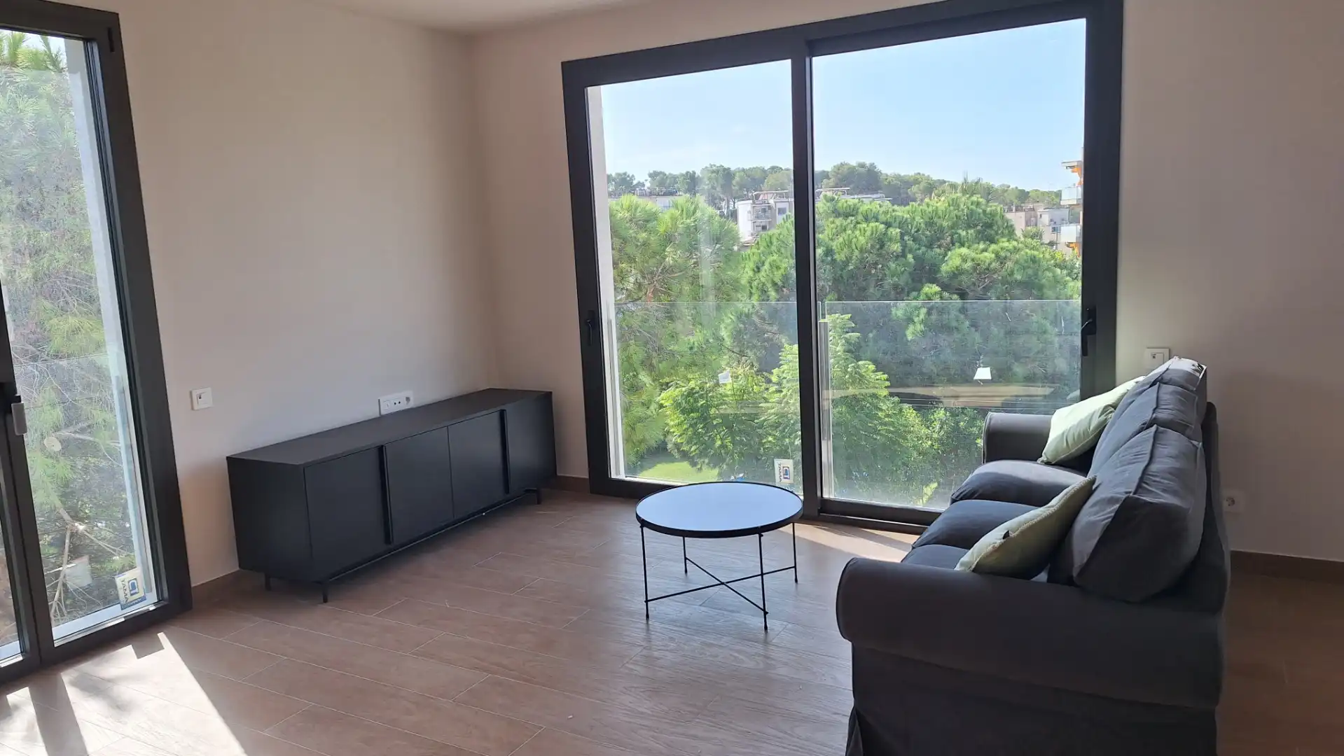 Wohnung zur Miete in Passeig de Sant Dídac, 10, Vallpineda - Santa Bàrbara Wohnzimmer von Wohnung zur Miete in Sitges mit Parkett, Abstellraum und Möbliert