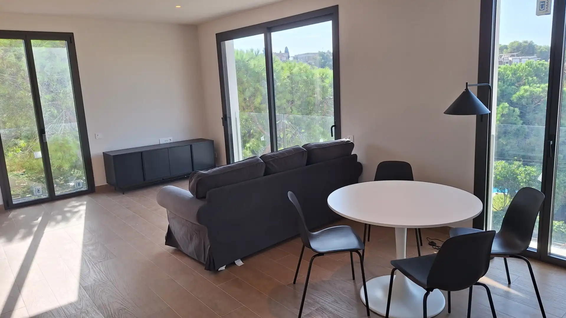Wohnung zur Miete in Passeig de Sant Dídac, 10, Vallpineda - Santa Bàrbara Wohnzimmer von Wohnung zur Miete in Sitges mit Parkett, Abstellraum und Möbliert