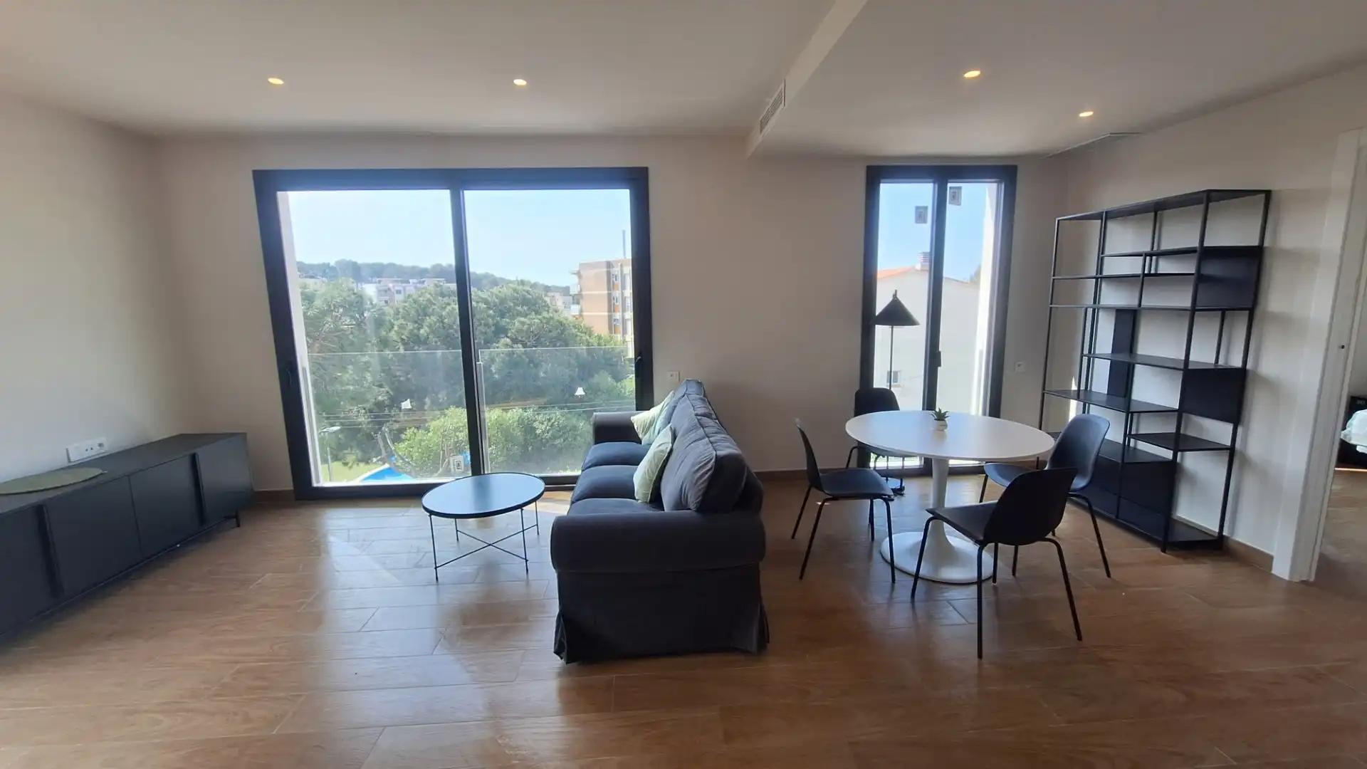 Wohnung zur Miete in Passeig de Sant Dídac, 10, Vallpineda - Santa Bàrbara Wohnzimmer von Wohnung zur Miete in Sitges mit Parkett, Abstellraum und Möbliert