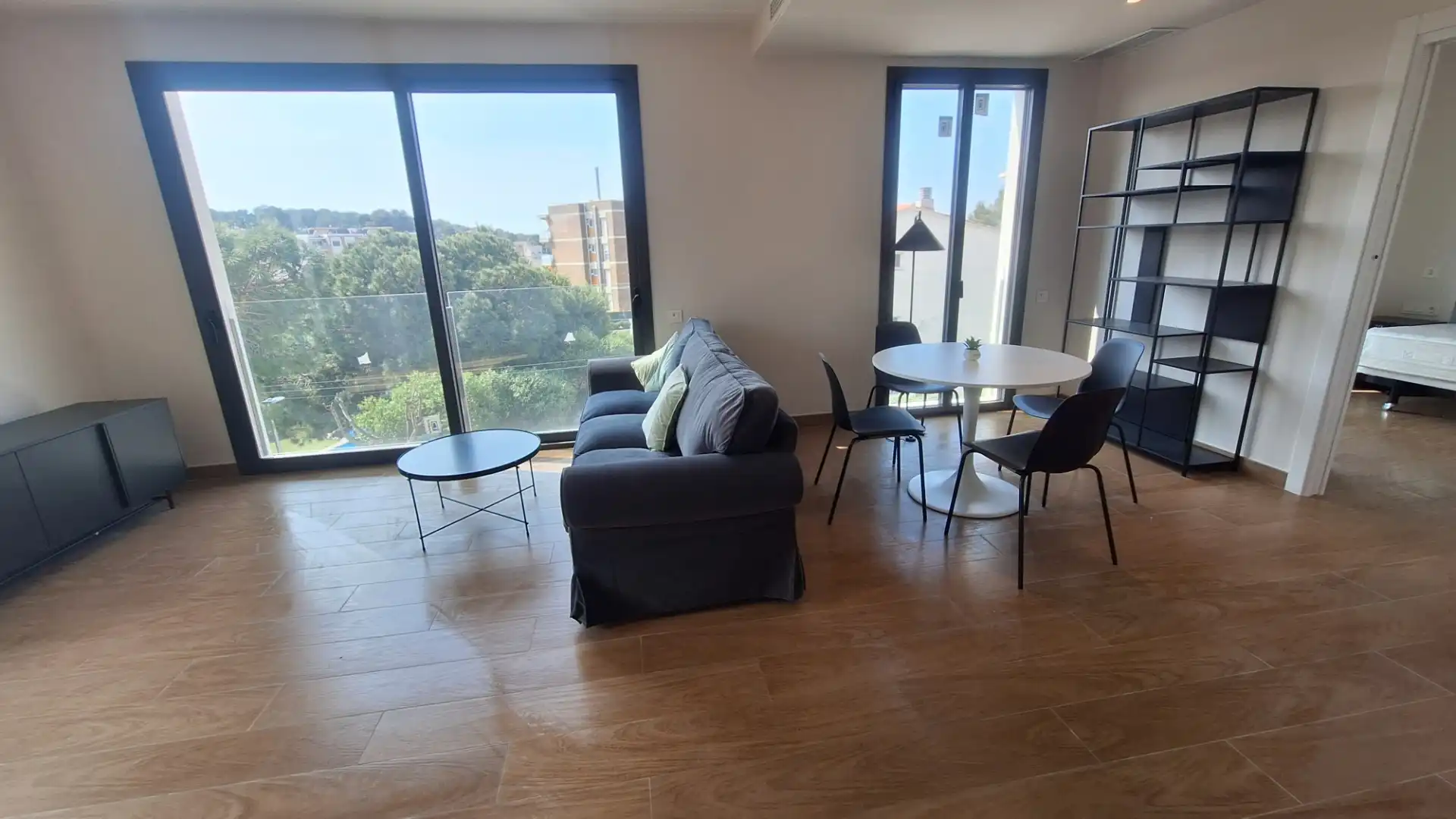 Wohnung zur Miete in Passeig de Sant Dídac, 10, Vallpineda - Santa Bàrbara Wohnzimmer von Wohnung zur Miete in Sitges mit Parkett, Abstellraum und Möbliert