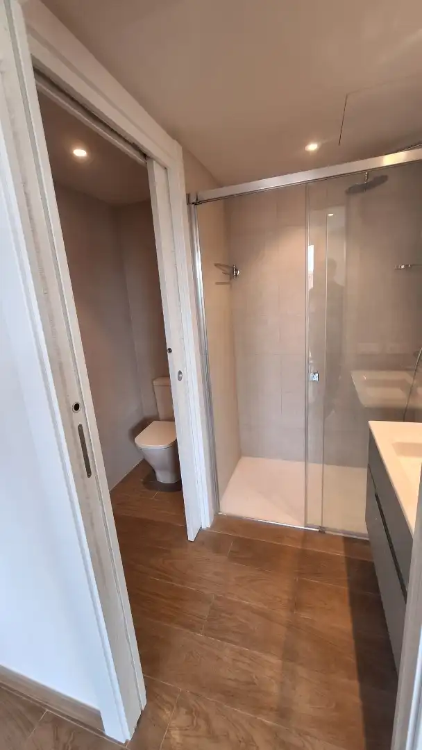 Wohnung zur Miete in Passeig de Sant Dídac, 10, Vallpineda - Santa Bàrbara Badezimmer von Wohnung zur Miete in Sitges mit Parkett, Abstellraum und Möbliert