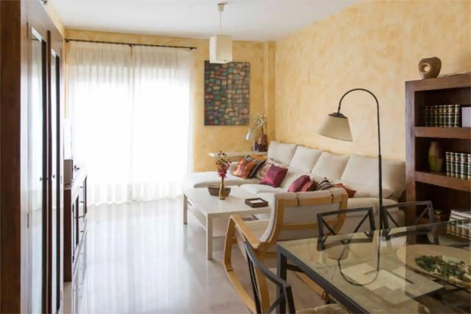 Piso en venta en Alcalá del Río Sala de estar de Piso en venta en Alcalá del Río con Calefacción y Amueblado