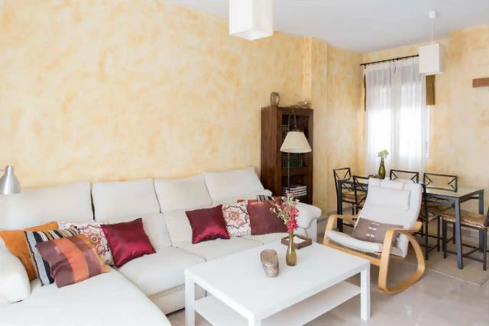 Piso en venta en Alcalá del Río Sala de estar de Piso en venta en Alcalá del Río con Calefacción y Amueblado