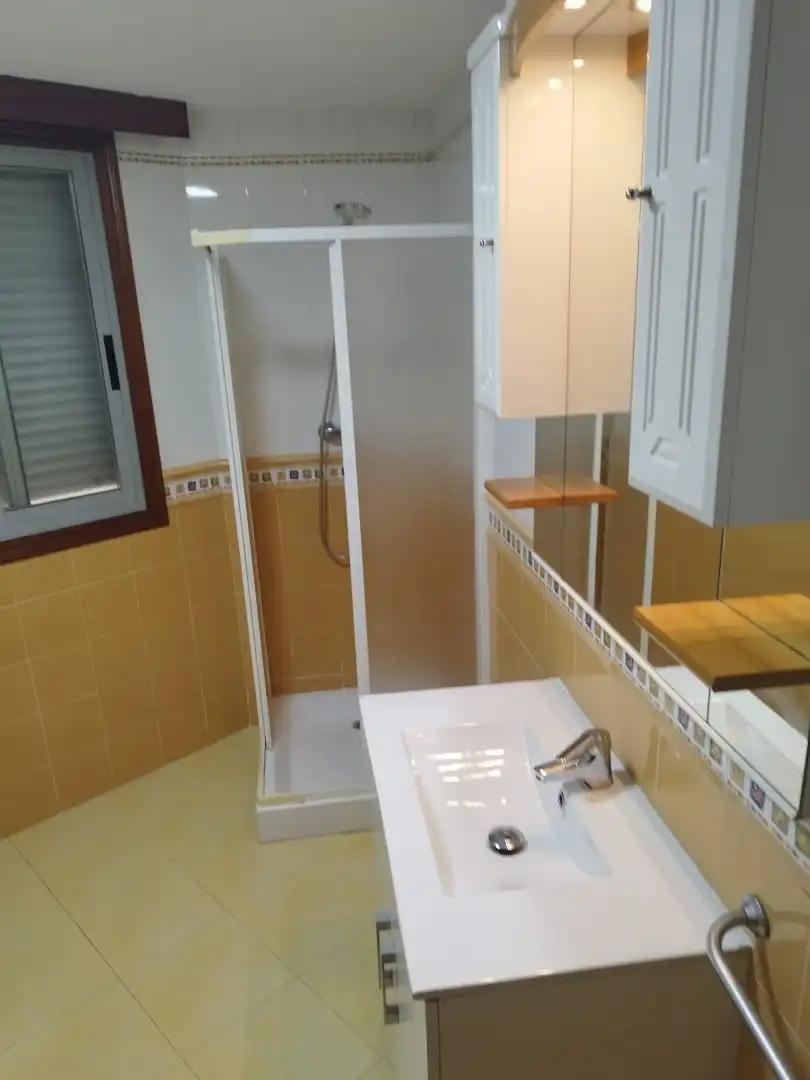 Bathroom of Flat for rent in Vigo   with Heating, Parquet flooring and Storage room