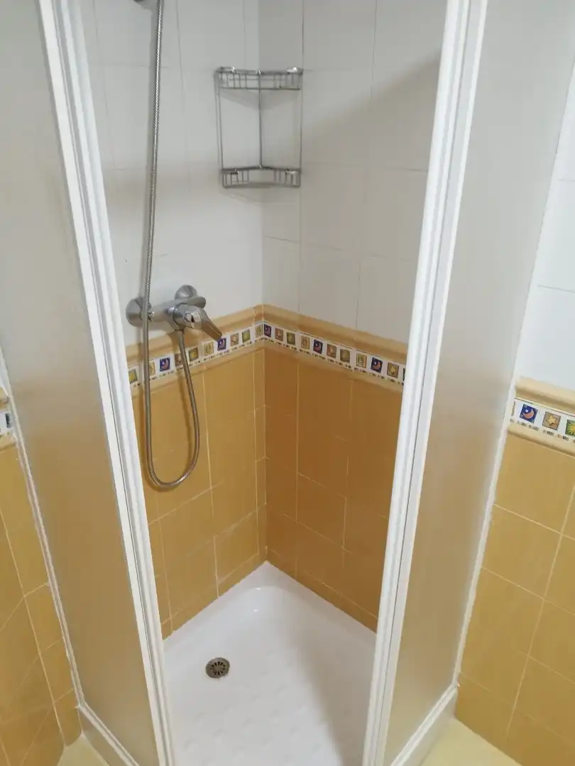 Bathroom of Flat for rent in Vigo   with Heating, Parquet flooring and Storage room