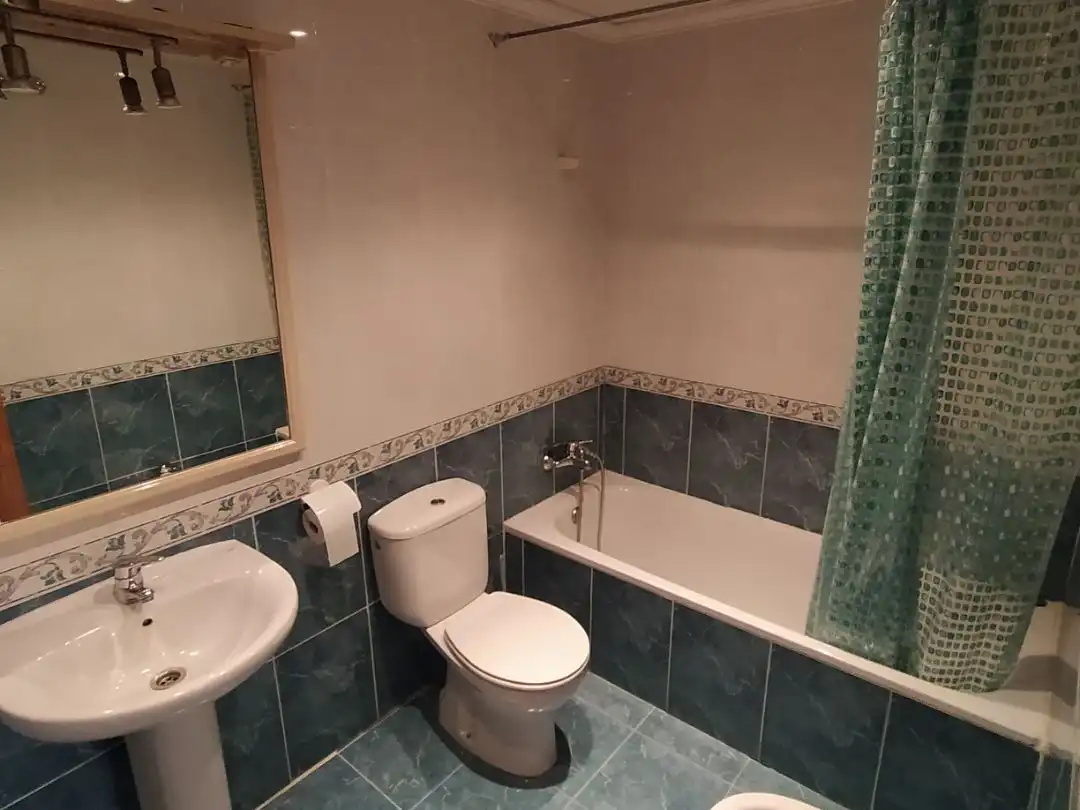 Room in Calle San Pascual, 55, Norte Bathroom of Flat for share in San Vicente del Raspeig / Sant Vicent del Raspeig with Air Conditioner, Furnished and Balcony