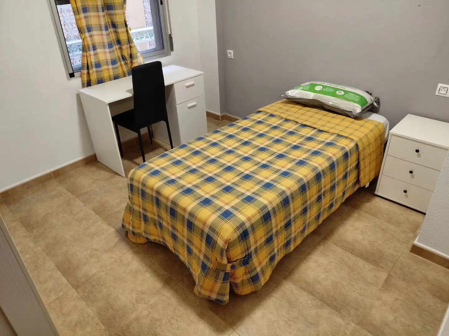 Flat for rent in Calle la Roche Sur Yon, 1, Nuevo Cáceres Bedroom of Flat for rent in Cáceres with Air Conditioner, Furnished and Balcony