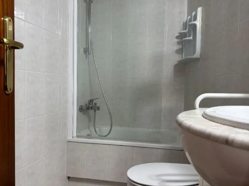 Piso en venta en Rúa de San Lázaro, 93, San Lázaro - Meixonfrío Baño de Piso en venta en Santiago de Compostela con Calefacción, Amueblado y Parking comunitario
