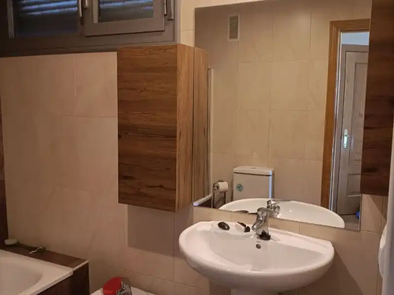 Flat for sale in Calle de la Galana, 49, Pinar del Jalón Bathroom of Flat for sale in Valladolid Capital with Terrace, Swimming Pool and Balcony