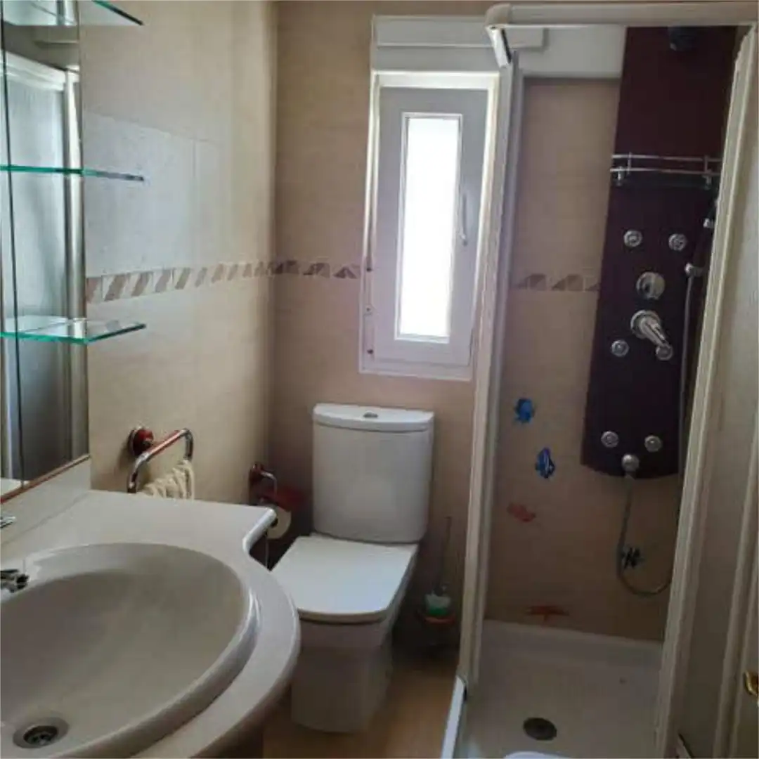Flat for rent in Cimadevilla Bathroom of Flat for rent in Gijón with Heating and Furnished