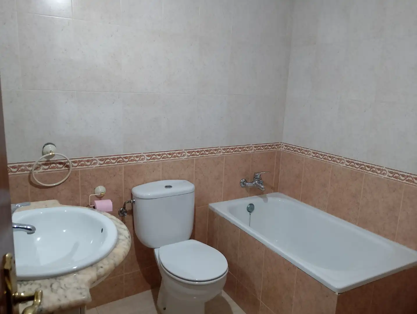 Casa adosada en venta en Calle Juego de Bolos, 16, Fresneda de la Sierra Baño de Casa adosada en venta en Fresneda de la Sierra con Calefacción, Parquet y Trastero