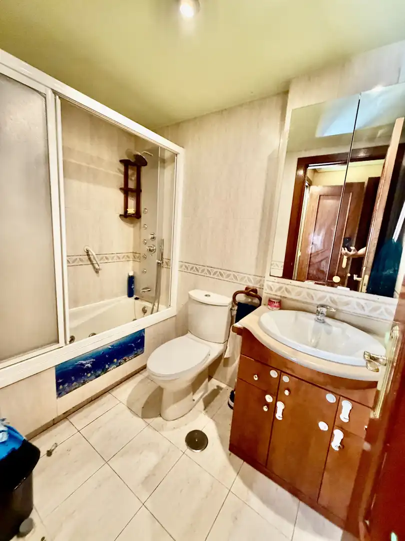 Ático en venta en Glorieta de Jacinto Benavente, 1, Ensanche Baño de Ático en venta en Alcalá de Henares con Aire acondicionado, Calefacción y Parquet