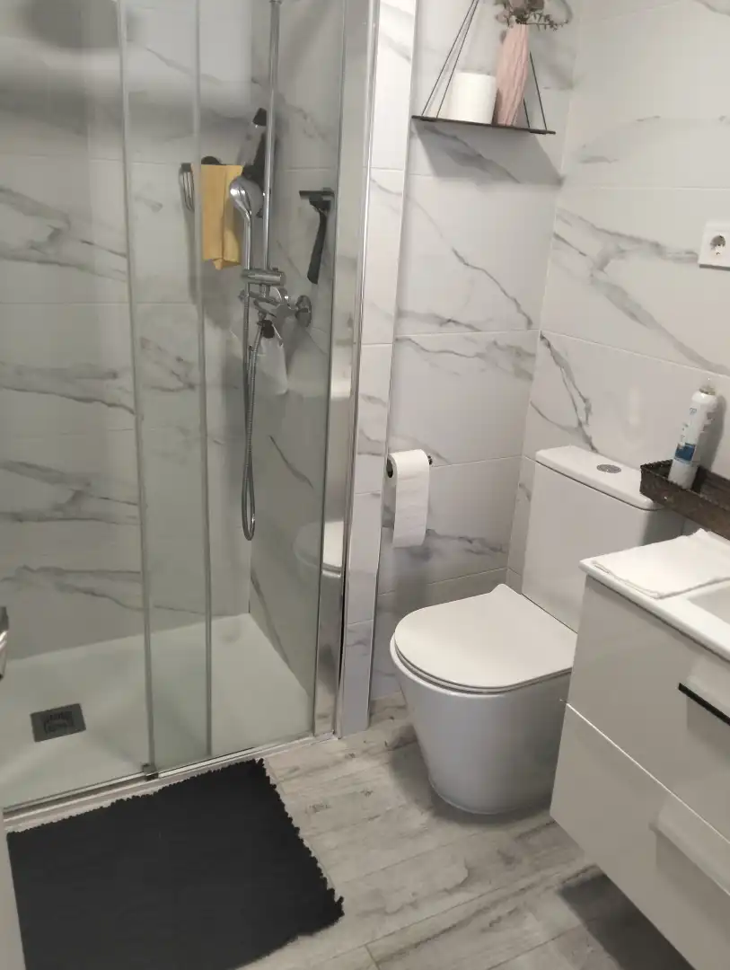 Habitación en Calle del Río Alberche, 5, Centro Baño de Piso para compartir en Navalcarnero con Calefacción, Parquet y Amueblado
