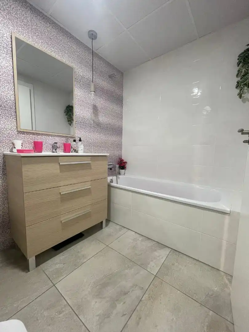 Wohnung zur Miete in Calle Gabriela Mistral, 2t, Rivas-Vaciamadrid Badezimmer von Wohnung zur Miete in Rivas-Vaciamadrid mit Terrasse, Schwimmbad und Balkon