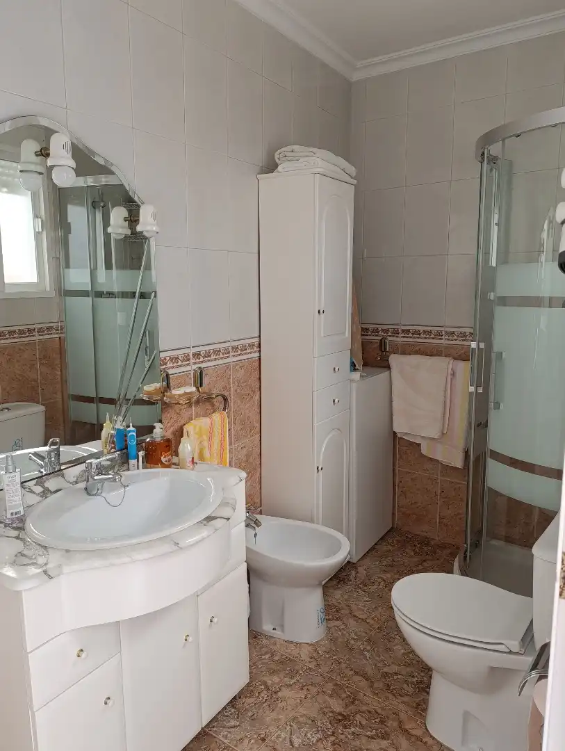 Einfamilien-Reihenhaus zum Verkauf in Calle de Pablo Iglesias, 27, Lopera Badezimmer von Einfamilien-Reihenhaus zum Verkauf in Lopera mit Klimaanlage, Heizung und Terrasse